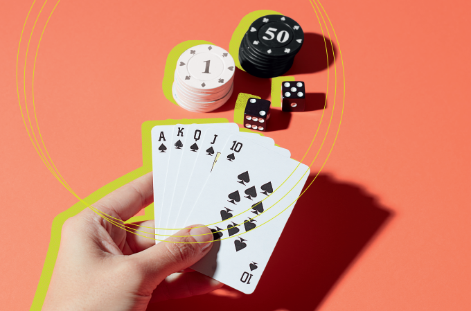 foto de mão com cartas de baralho e fichas de jogo