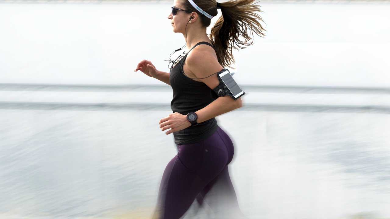 foto de mulher correndo com relógio e celular no braço