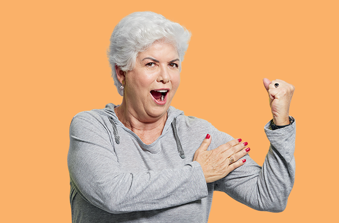 foto de mulher idosa fazendo muque