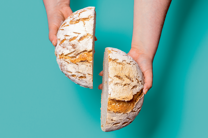 foto de pão artesanal cortado ao meio
