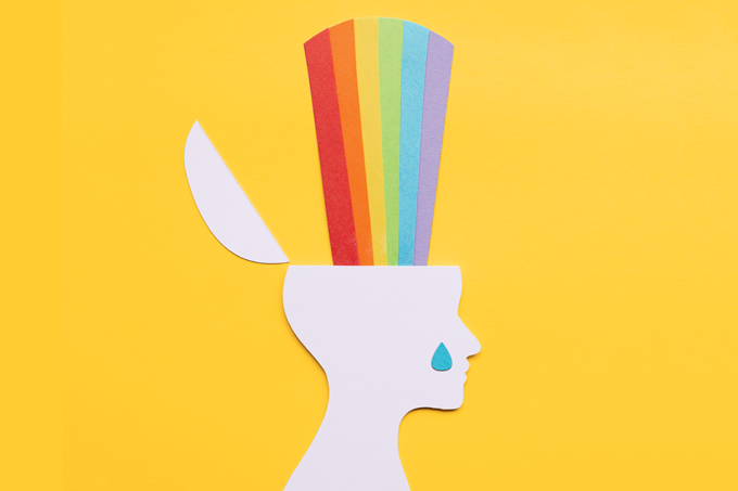 foto de representação de um arco-íris saindo da cabeça de uma mulher chorando