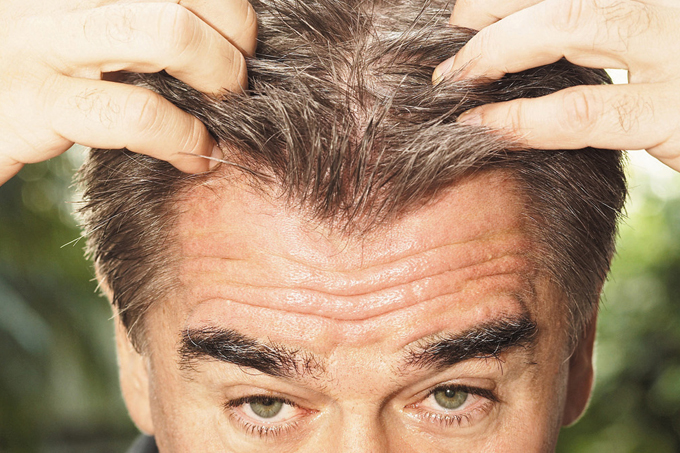 foto de homem mexendo no cabelo