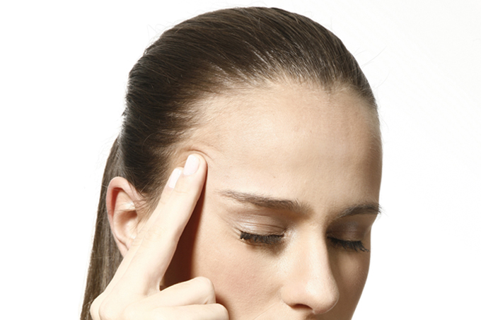 foto de mulher com dor de cabeça