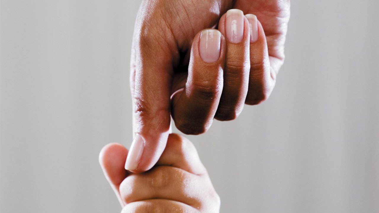 foto de mão de mãe com a do bebê