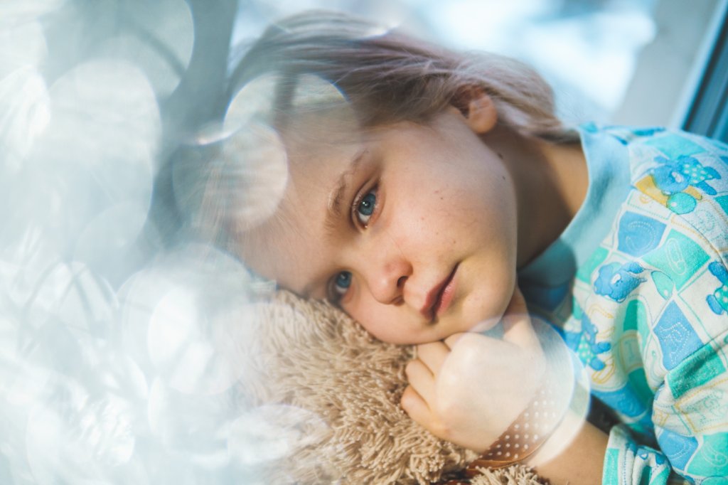Foto de criança triste, simbolizando hepatite aguda infantil sintomas