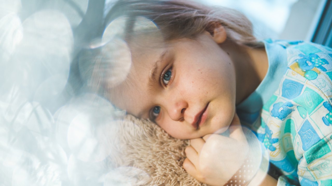 Foto de criança triste, simbolizando hepatite aguda infantil sintomas