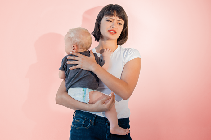 foto de mãe estressada com bebê no colo