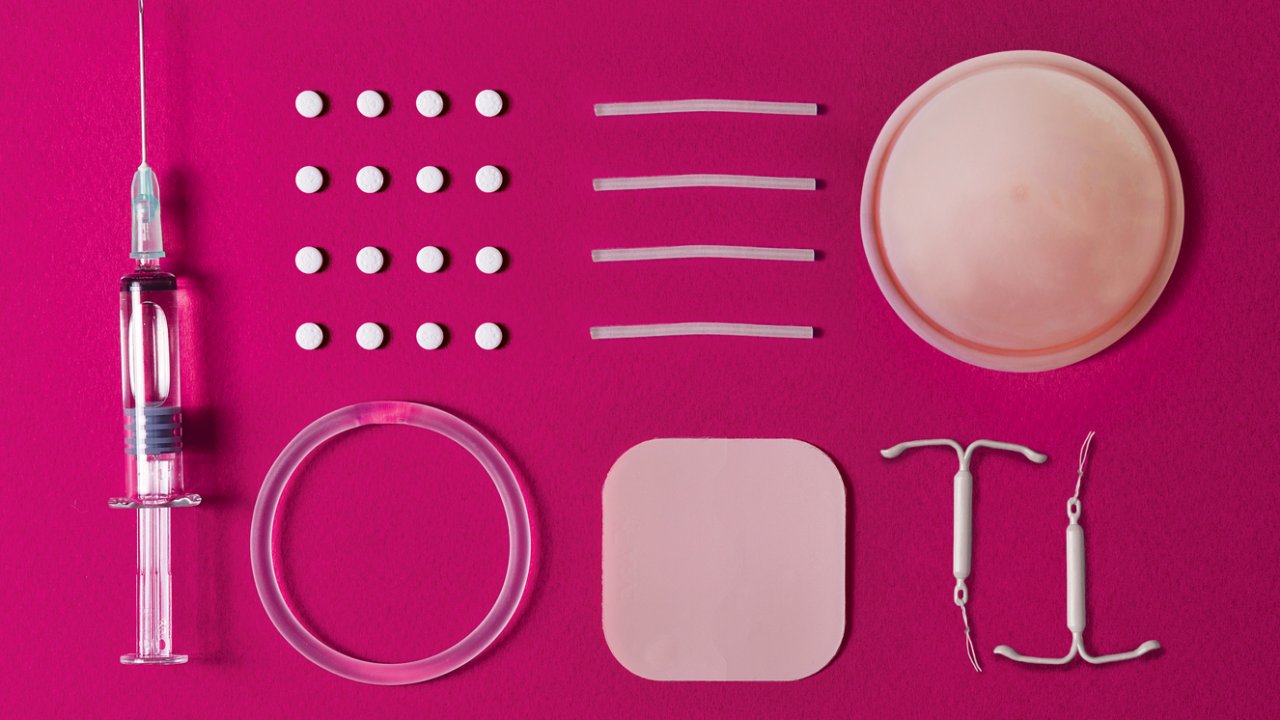 foto de métodos contraceptivos numa mesa