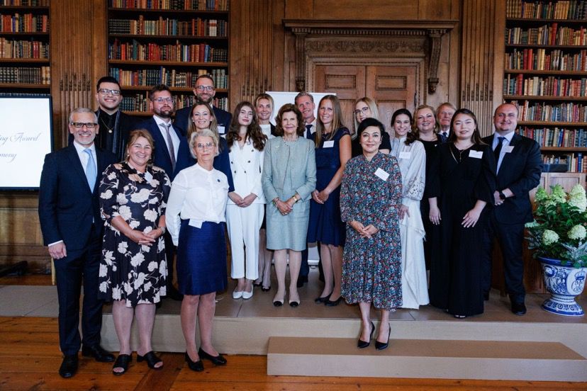 foto de premiados e parceiros do prêmio com a rainha