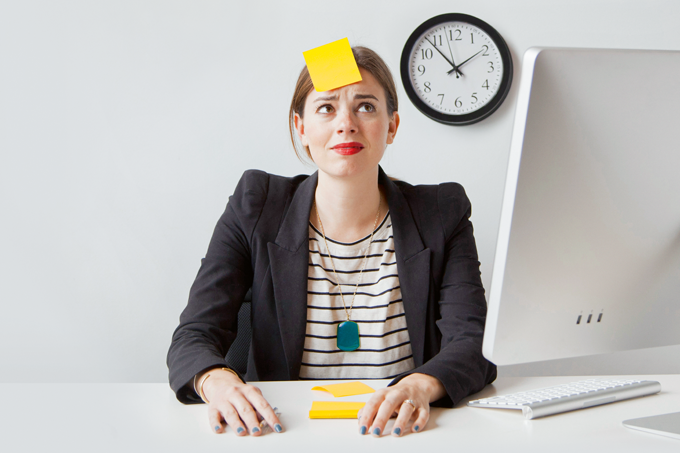 foto de mulher trabalhando com post-it na testa