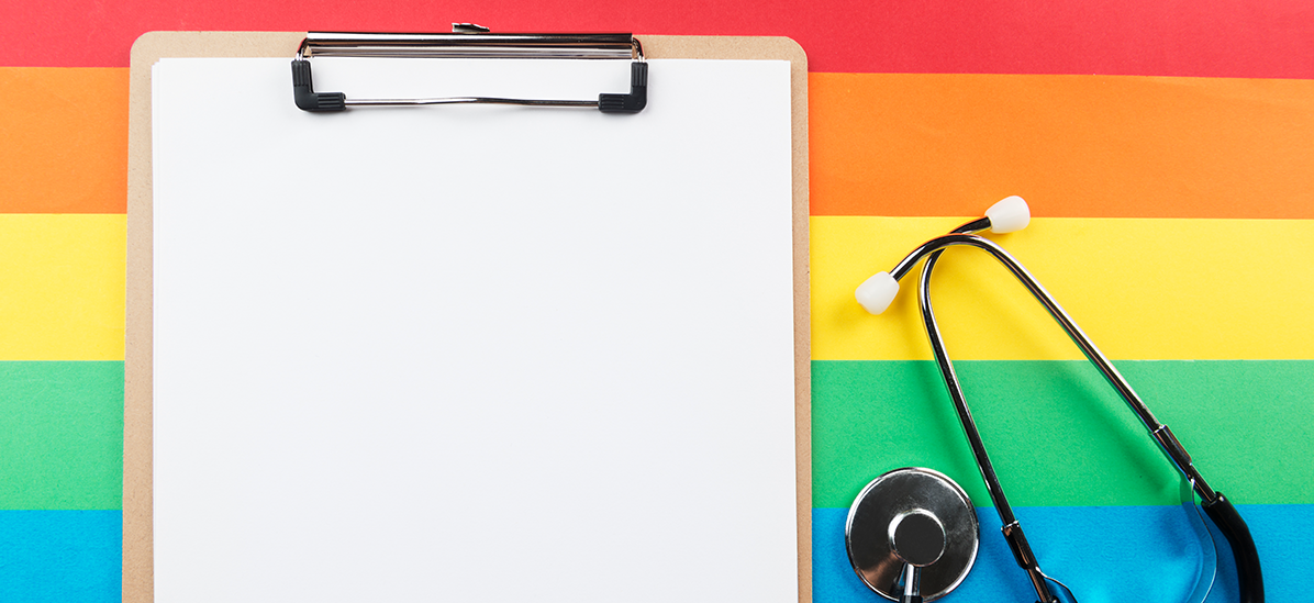 foto de prontuario medico com bandeira LGBT atrás