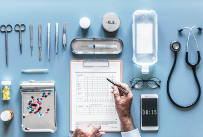 foto de mesa e instrumentos do médico