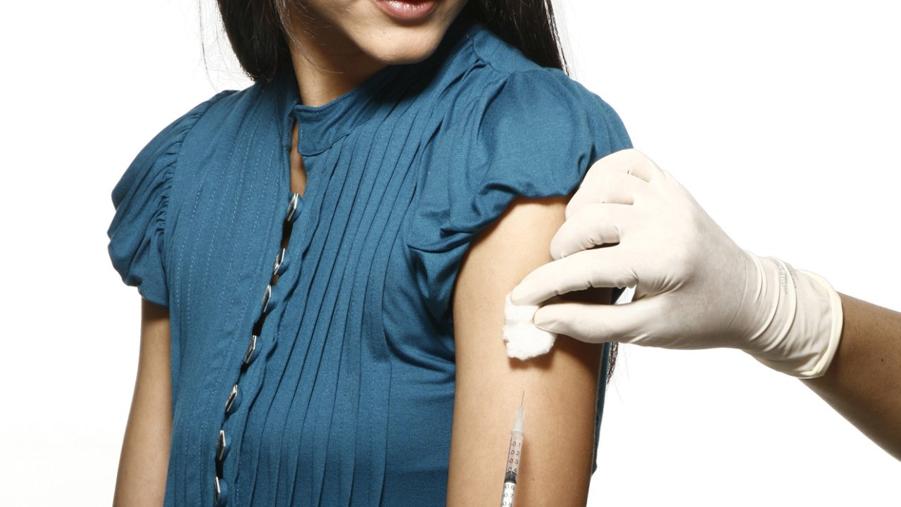 foto de mulher sendo vacinada