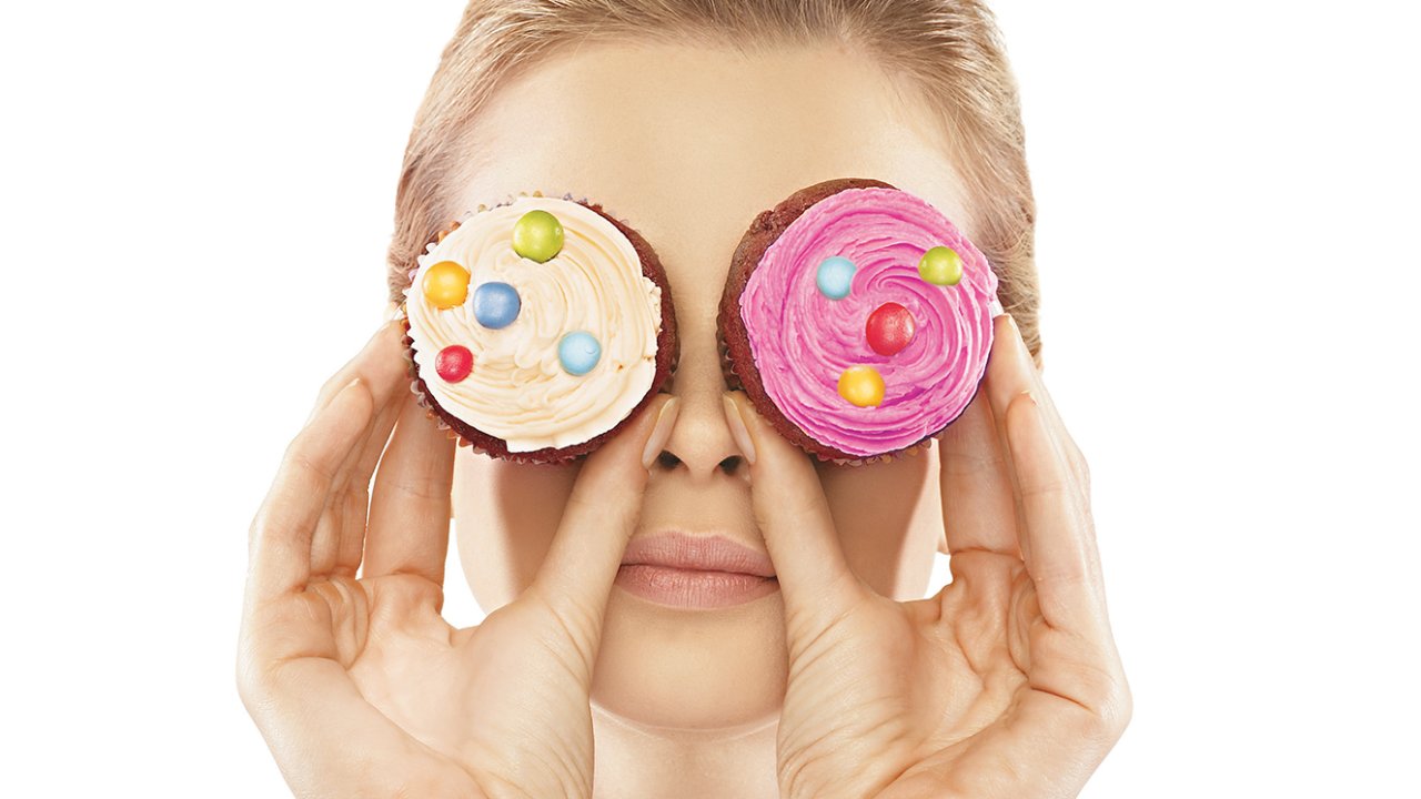 foto de mulher com dois muffins na frente do olho