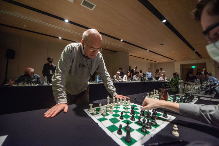 Mestre do xadrez desafia simultaneamente 20 neurocirurgiões no