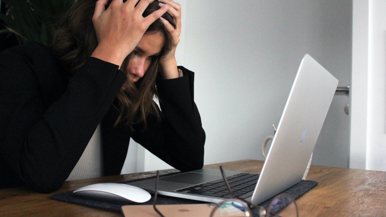 foto de mulher aflita na frente de computador