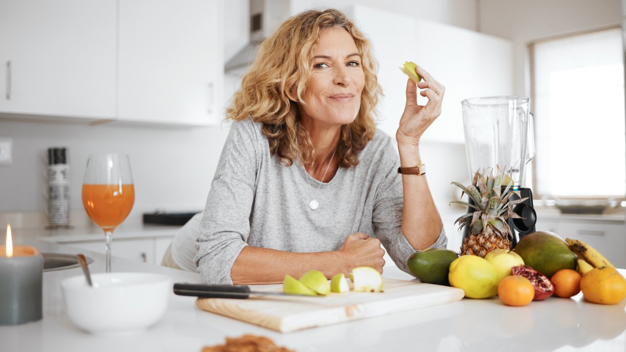 Conheça os nutrientes essenciais para quem é 50+