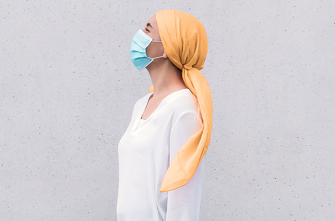 foto de paciente com câncer com máscara e lenço na cabeça