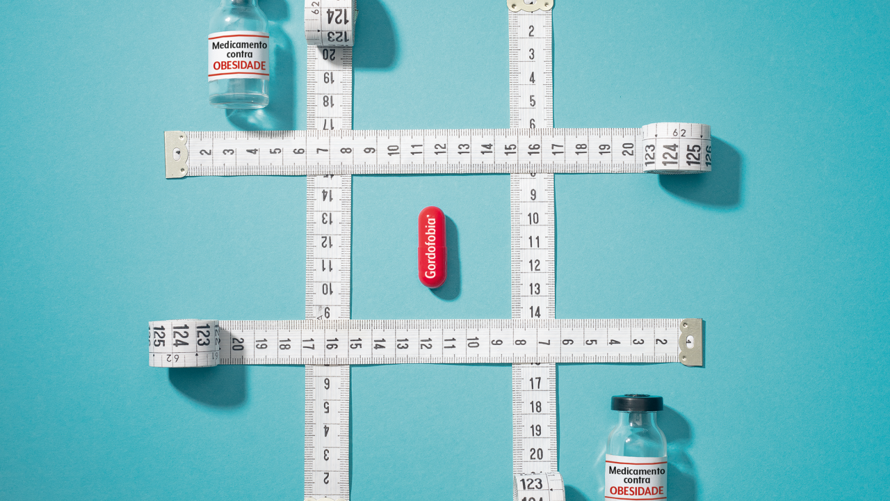 foto de fitas métricas em formato de jogo da velha com remédios no meio