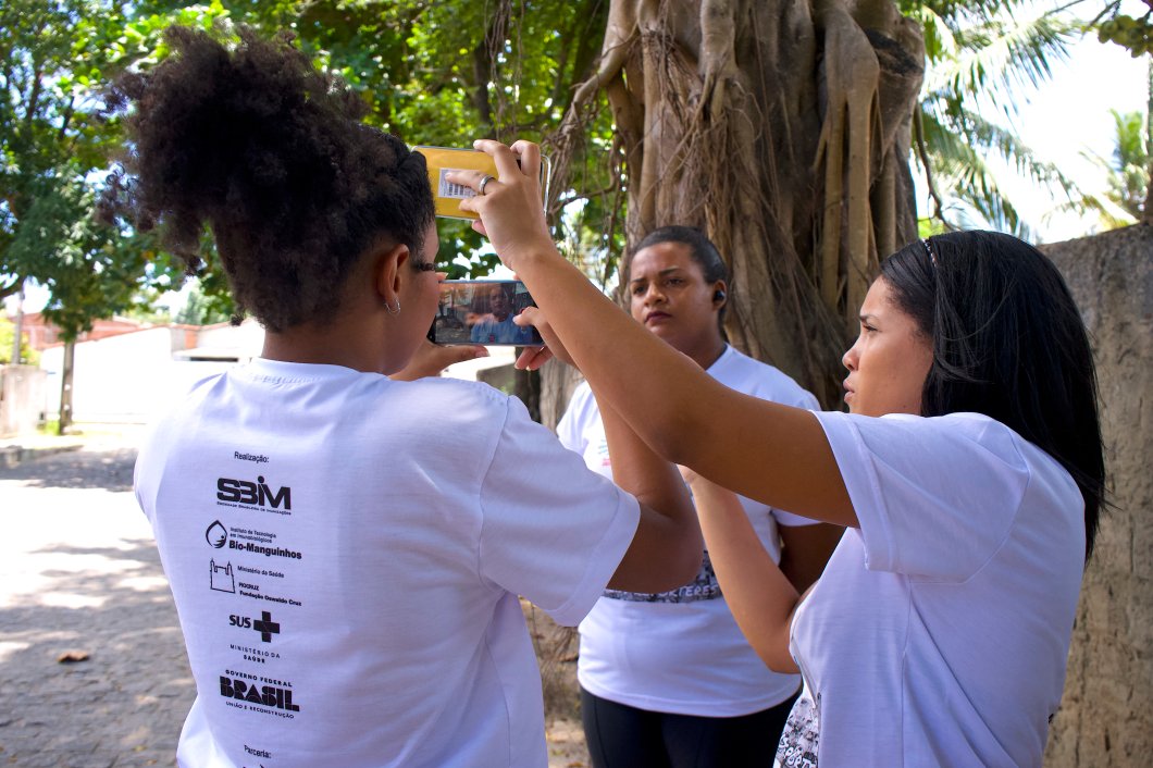 Jovens em ação no treinamento para produção de conteúdo audivisual