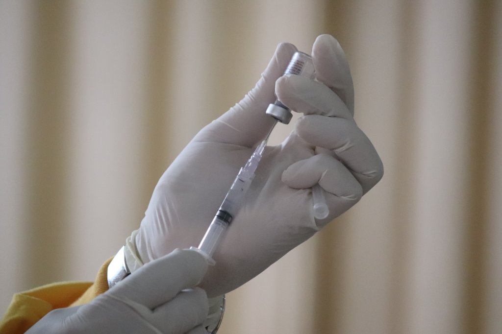 foto de mão aplicando vacina