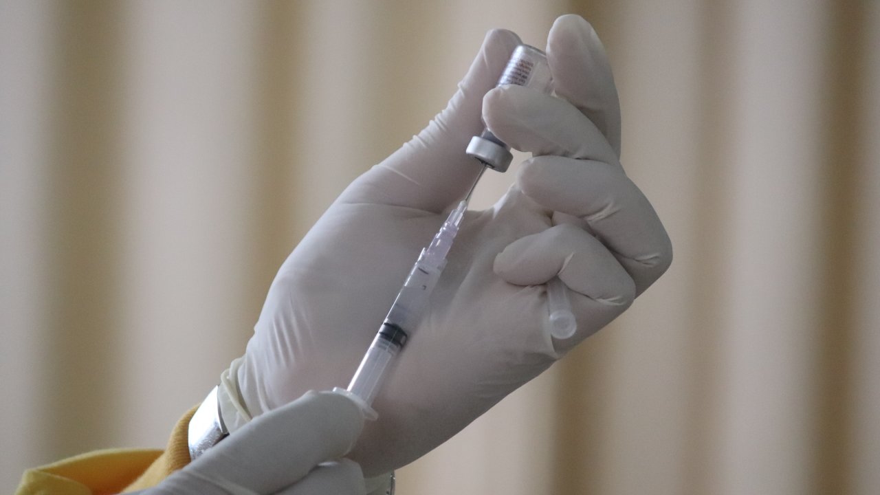 foto de mão aplicando vacina