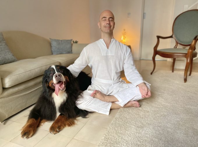 O monge Satyanatha medita ao lado do seu cachorro: qualquer lugar é lugar para meditar.