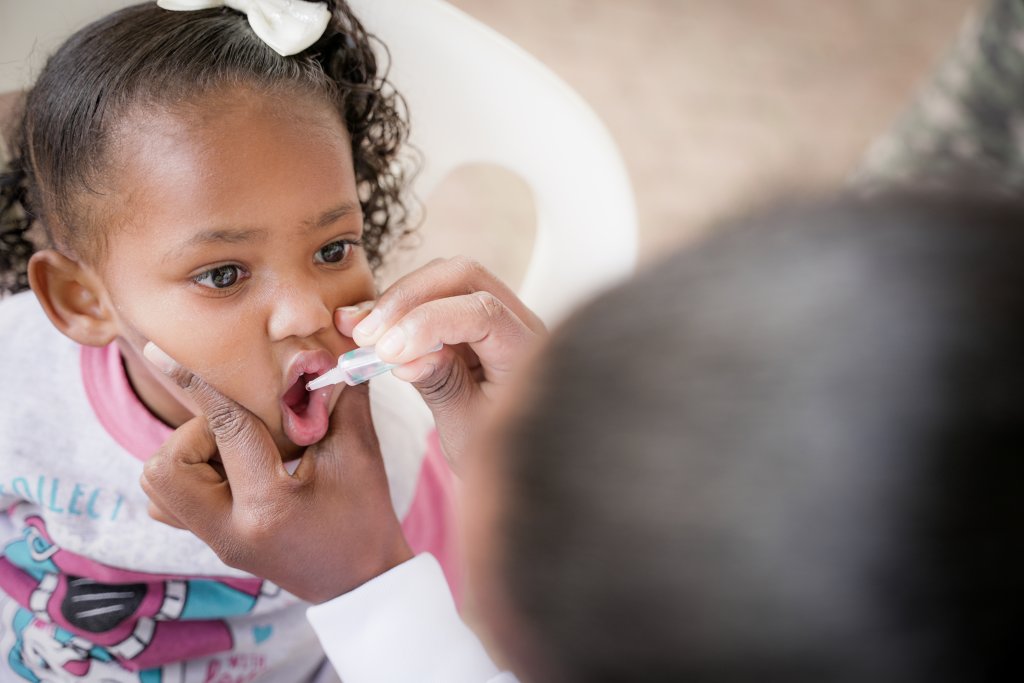 Vacinação contra a poliomielite com dose oral