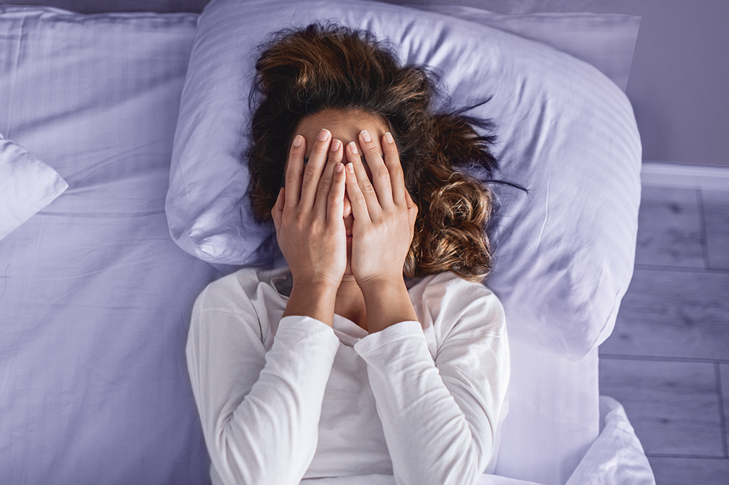 Estudo mostra que jovens usam álcool e maconha para dormir. Qual o risco?