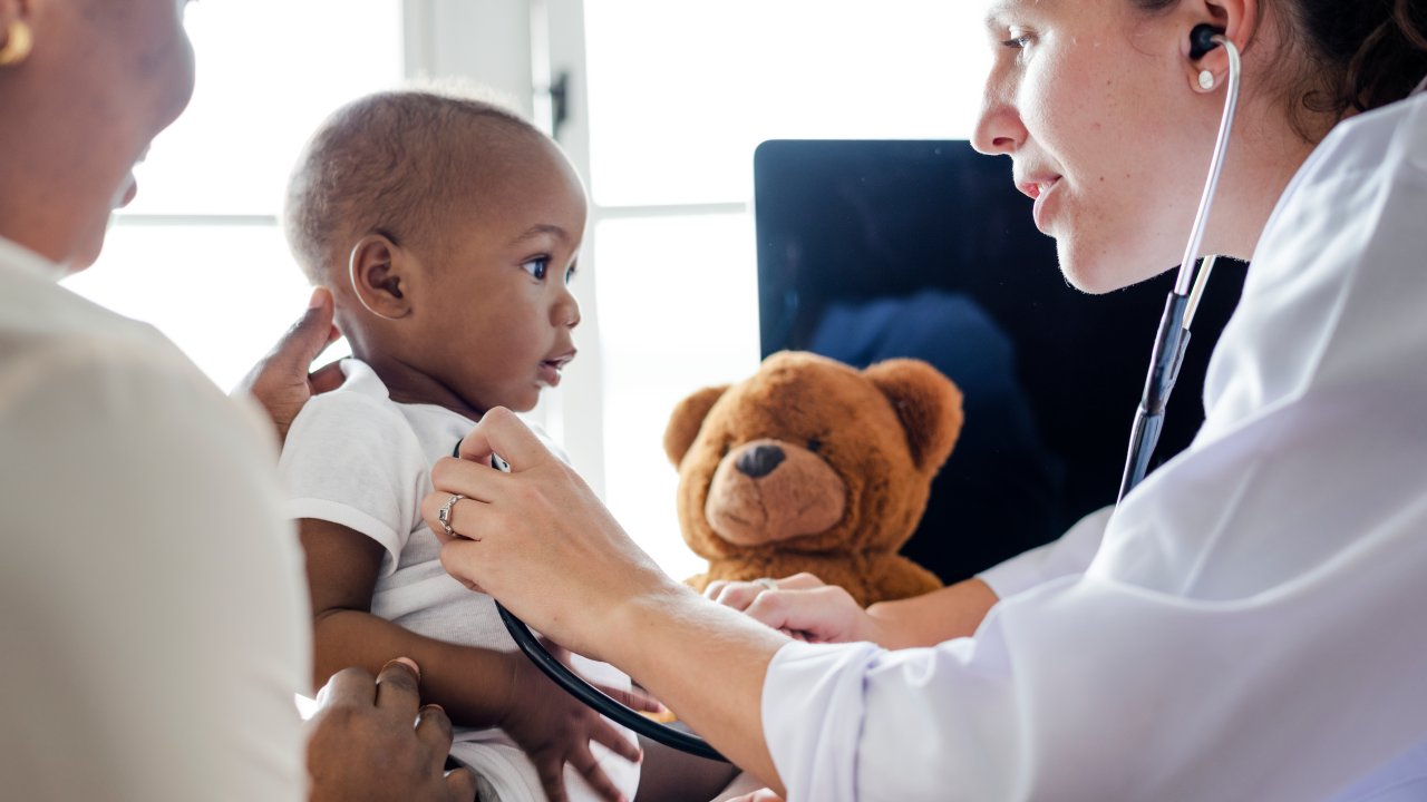 saude-pediatria-crianca-infantil-consulta-medica-pediatra