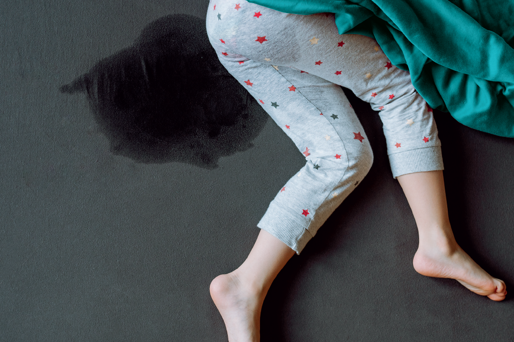 Punição dos pais piora episódios de xixi na cama