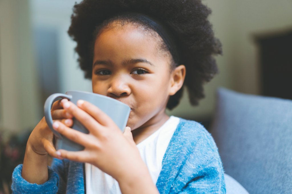 Criança pode tomar café? Entenda a idade ideal para consumir a bebida