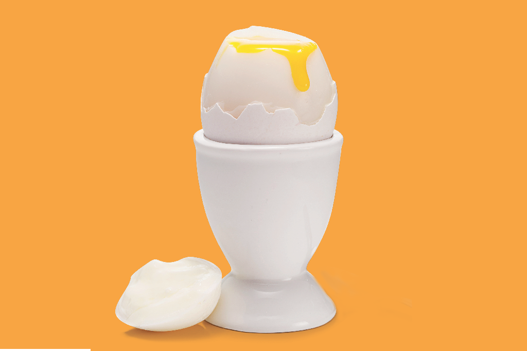 Fã de gema mole? Entenda por que comer ovo malcozido pode ser perigoso