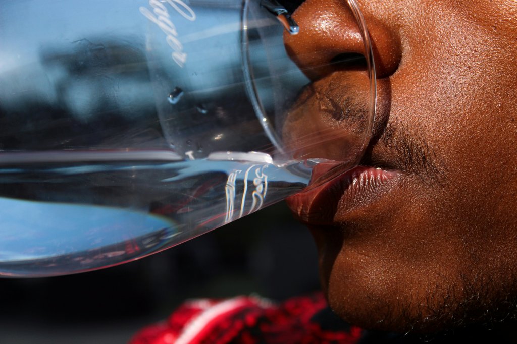 Beber muita água faz mal? Descubra quando a hidratação se torna um problema