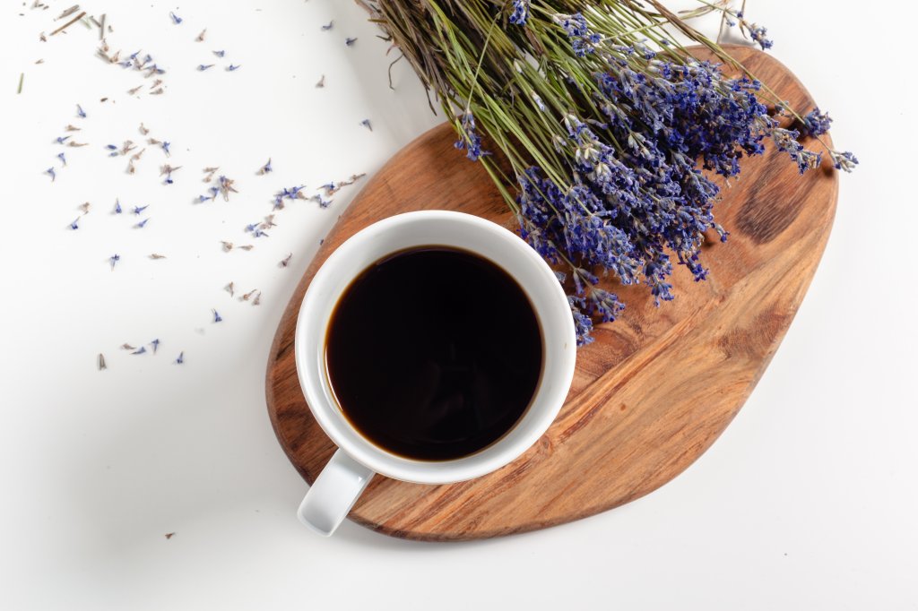 Café com lavanda tem benefícios? Ajuda a amenizar impactos da cafeína?