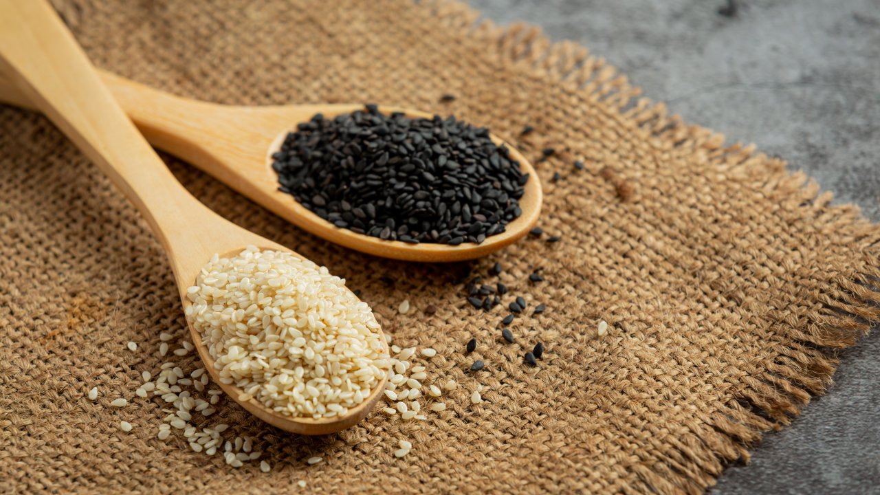 gergelim-branco-preto-beneficios-saude-alimentacao