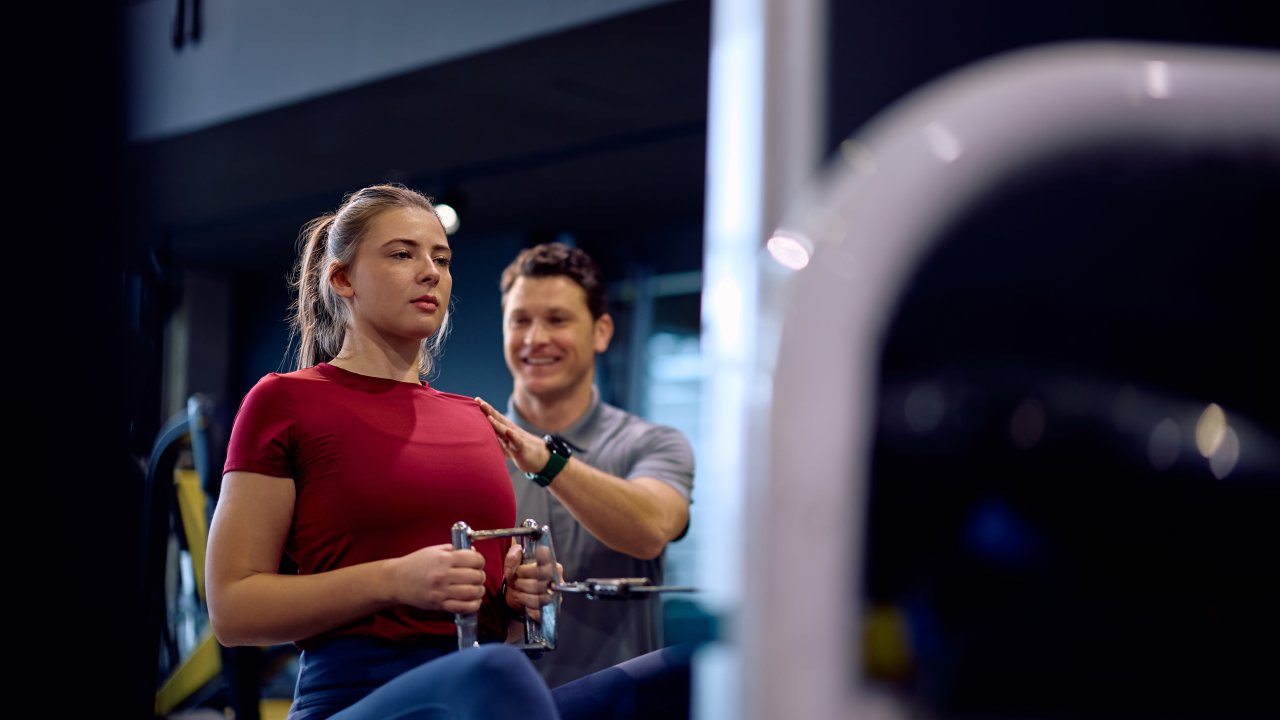 saude-fitness-atividade-fisica-exercicios-triangulo-remada-puxada