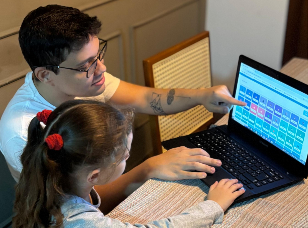 Designer cria ferramenta gratuita para se comunicar com pai que teve AVC