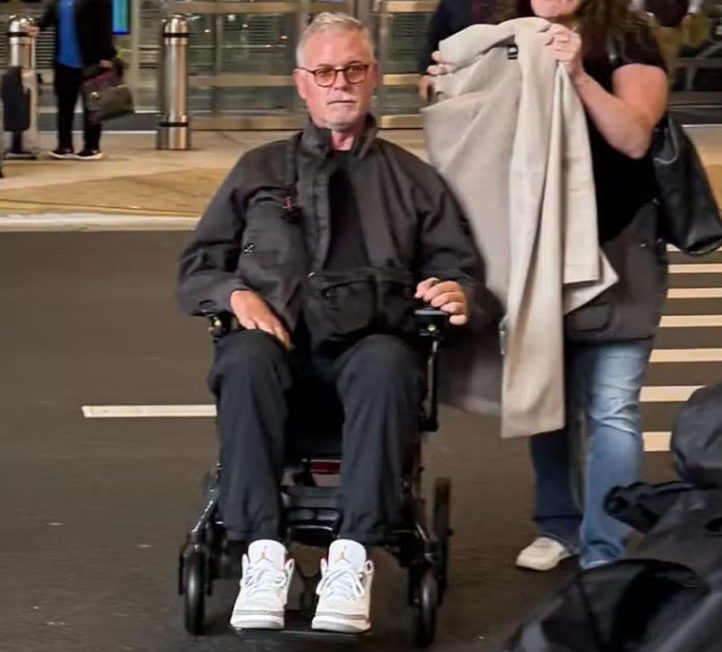 Ator de Grey’s Anatomy diagnosticado com ELA é visto em cadeira de rodas