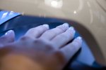 Anvisa proíbe duas substâncias presentes em unhas de gel Mão com unhas longas em máquina de luz UV