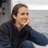 Tatiana fazendo uma reportagem na costa de Santa Bárbara em 2022, dois anos antes do diagnóstico.