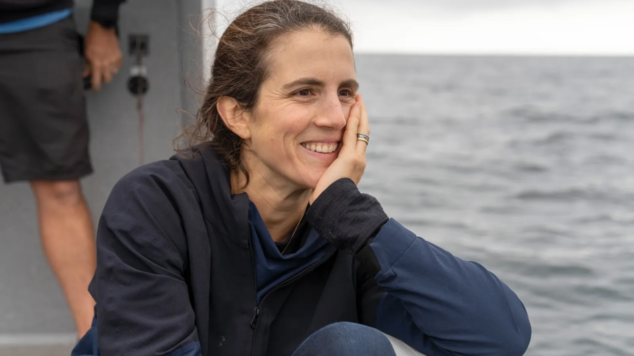 Tatiana fazendo uma reportagem na costa de Santa Bárbara em 2022, dois anos antes do diagnóstico.