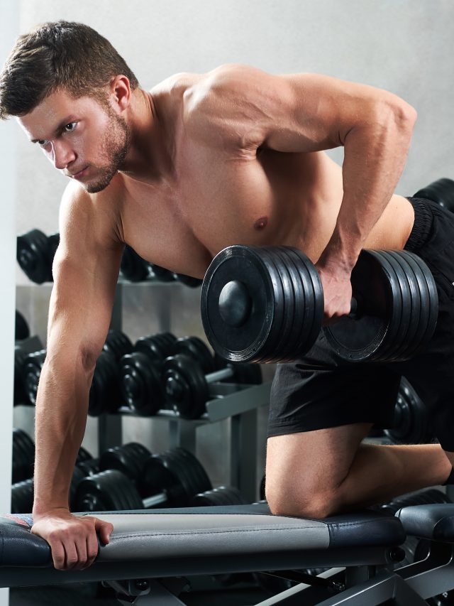 Capa de: Guia rápido para executar a remada unilateral do jeito certo