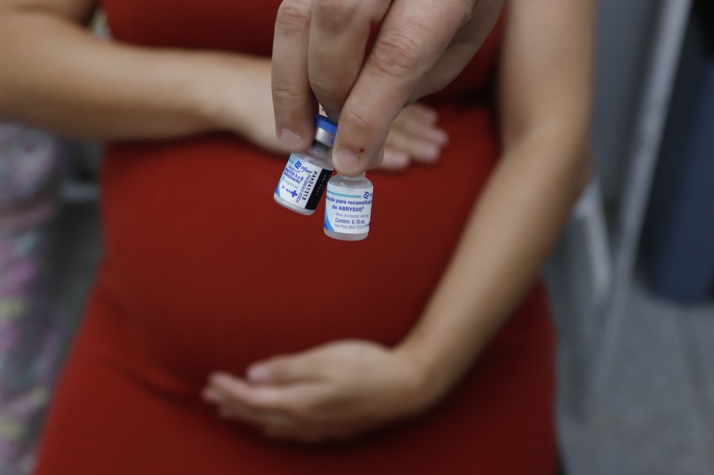 Vacinas contra bronquiolite começam a ser aplicadas em gestantes no SUS