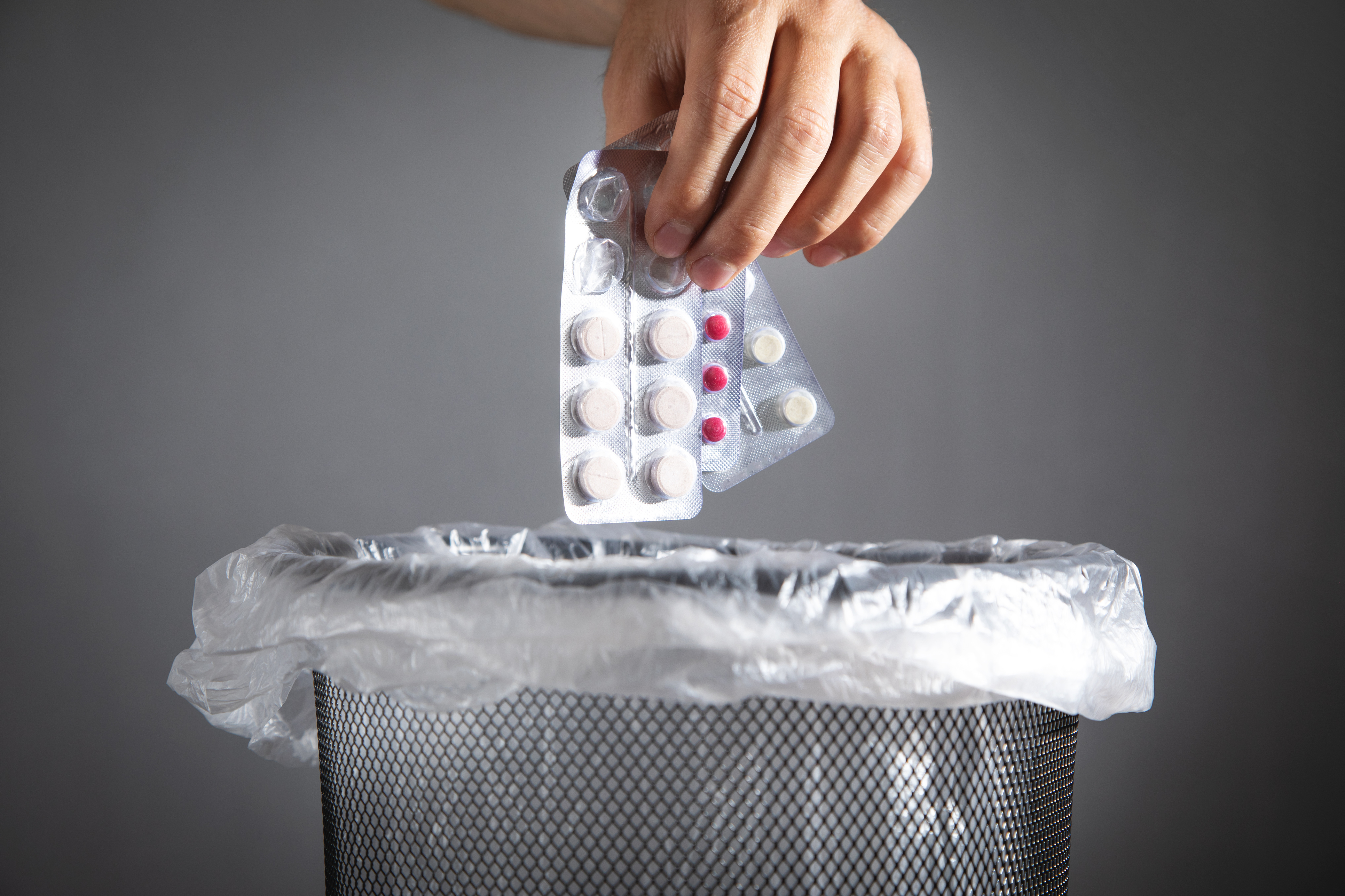 Quando não descartados corretamente, substâncias farmacológicas podem trazer riscos diretos à natureza e, por consequência, à saúde pública