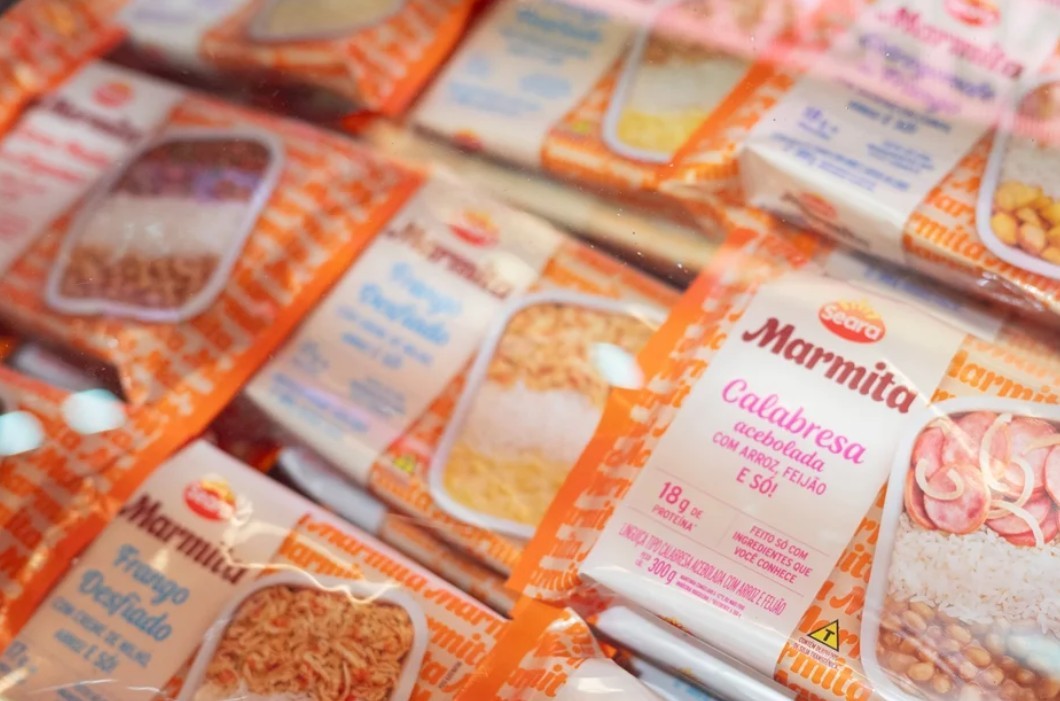 Marca brasileira lança marmitas congeladas sem aditivos; saiba se vale a pena