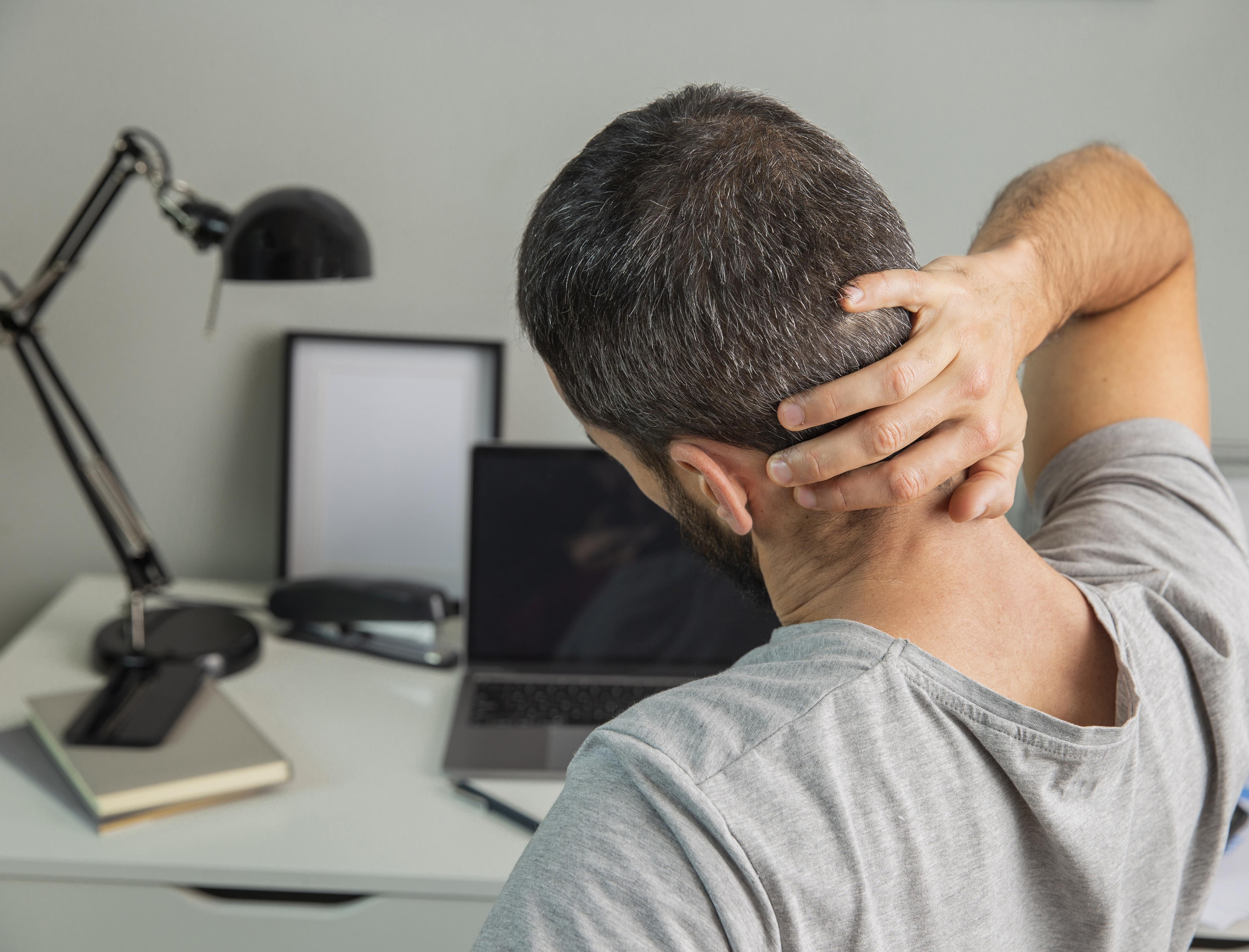Estalar o pescoço faz mal à saúde? Entenda caso de homem com múltiplos AVCs que viralizou