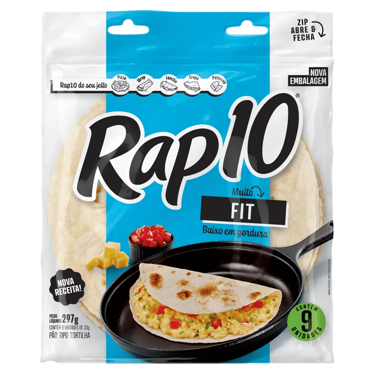 Embalagem de Rap10 Fit, pão tipo tortilha, com fundo azul e branco. A imagem mostra uma tortilha dobrada ao meio com ovos mexidos, pimentão e cebolinha, dentro de uma frigideira preta. Ao lado, cubos de queijo e um pote com pimentões picados. O pacote destaca Nova Embalagem, Nova Receita, Baixo em gordura e Contém 9 unidades
