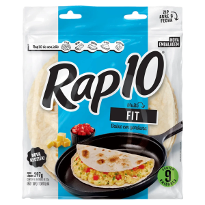 33068061 Embalagem de Rap10 Fit, pão tipo tortilha, com fundo azul e branco. A imagem mostra uma tortilha dobrada ao meio com ovos mexidos, pimentão e cebolinha, dentro de uma frigideira preta. Ao lado, cubos de queijo e um pote com pimentões picados. O pacote destaca Nova Embalagem, Nova Receita, Baixo em gordura e Contém 9 unidades