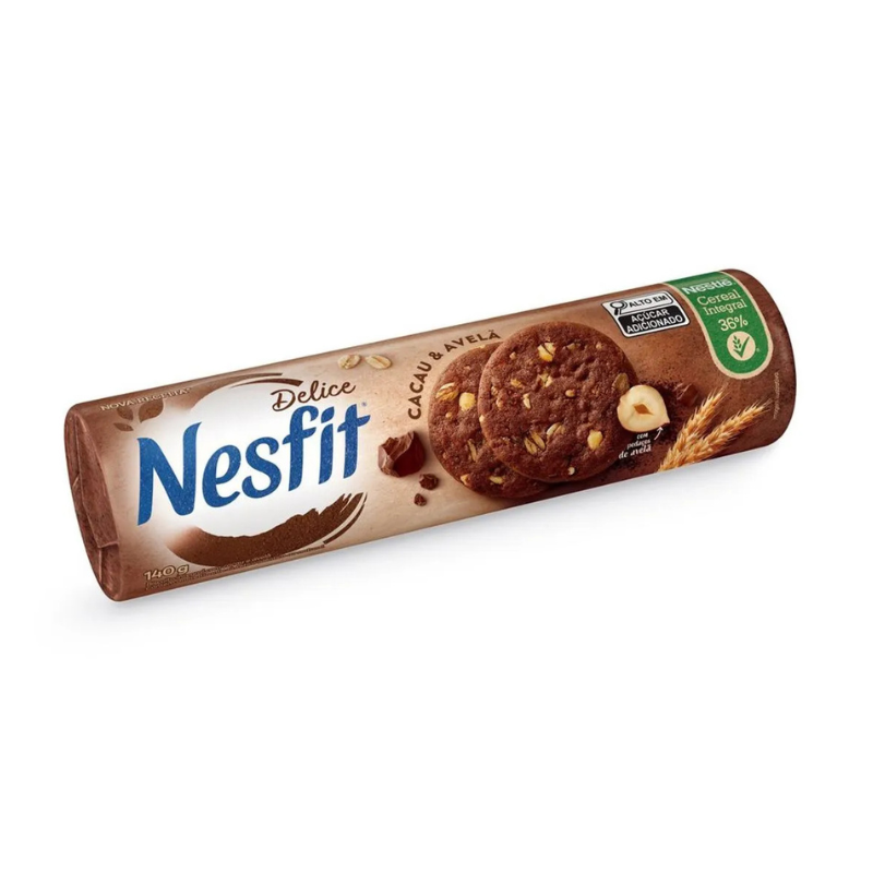 Embalagem de biscoitos Nesfit Delice Cacau & Avelã, com dois biscoitos redondos de chocolate e pedaços de avelã visíveis, além de grãos de aveia e uma avelã inteira. O rótulo indica Alto em Açúcar Adicionado e Cereal Integral 36%